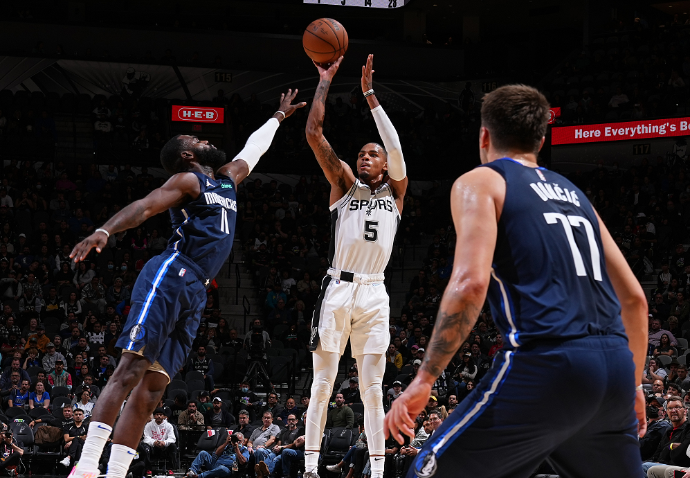 欧文神仙球准绝杀,独行侠险胜马刺