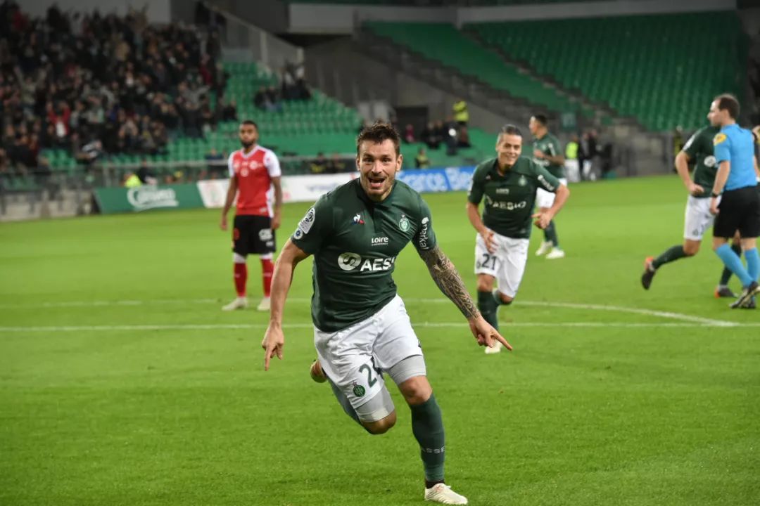 南特边路传中屡造威胁,高空轰炸轰开对手城门