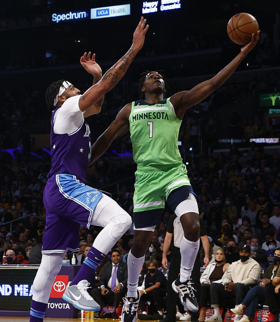 爱德华兹三分绝杀森林狼惊险战胜奇才