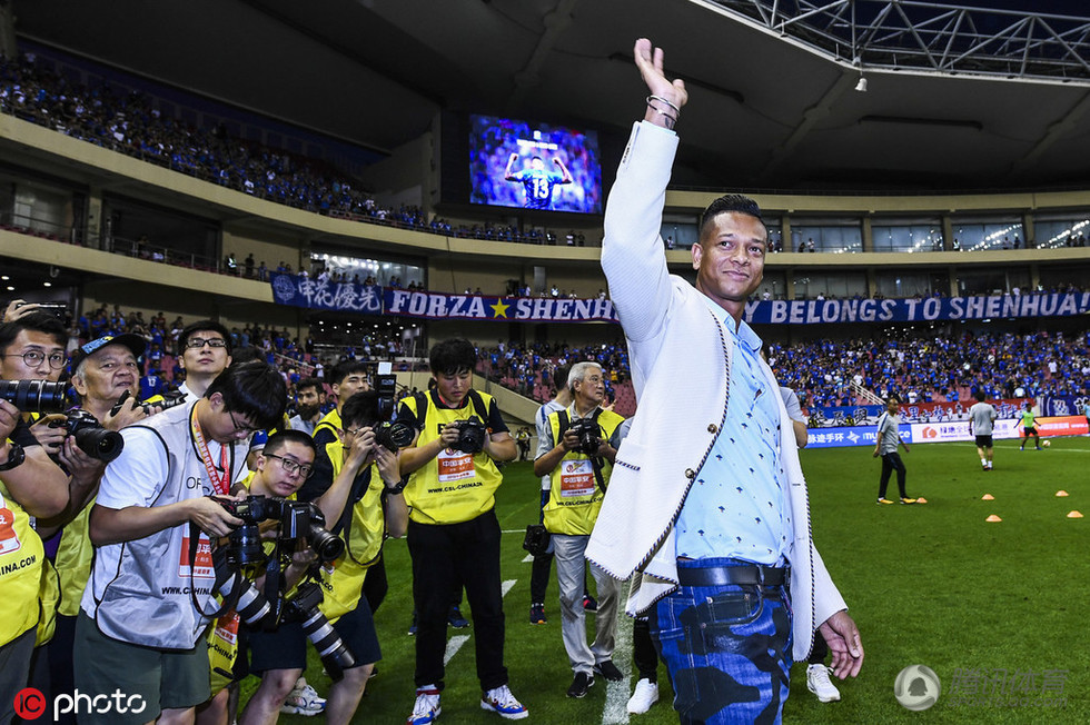  朗斯老将宣布赛季末退役，俱乐部为其举办告别仪式